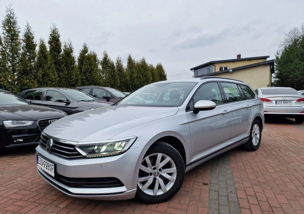 Volkswagen Passat cena 62800 przebieg: 125000, rok produkcji 2018 z Zawiercie małe 596